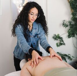 acupuncturist using tui na massage, massage therapy, pain relief, relaxation, stress